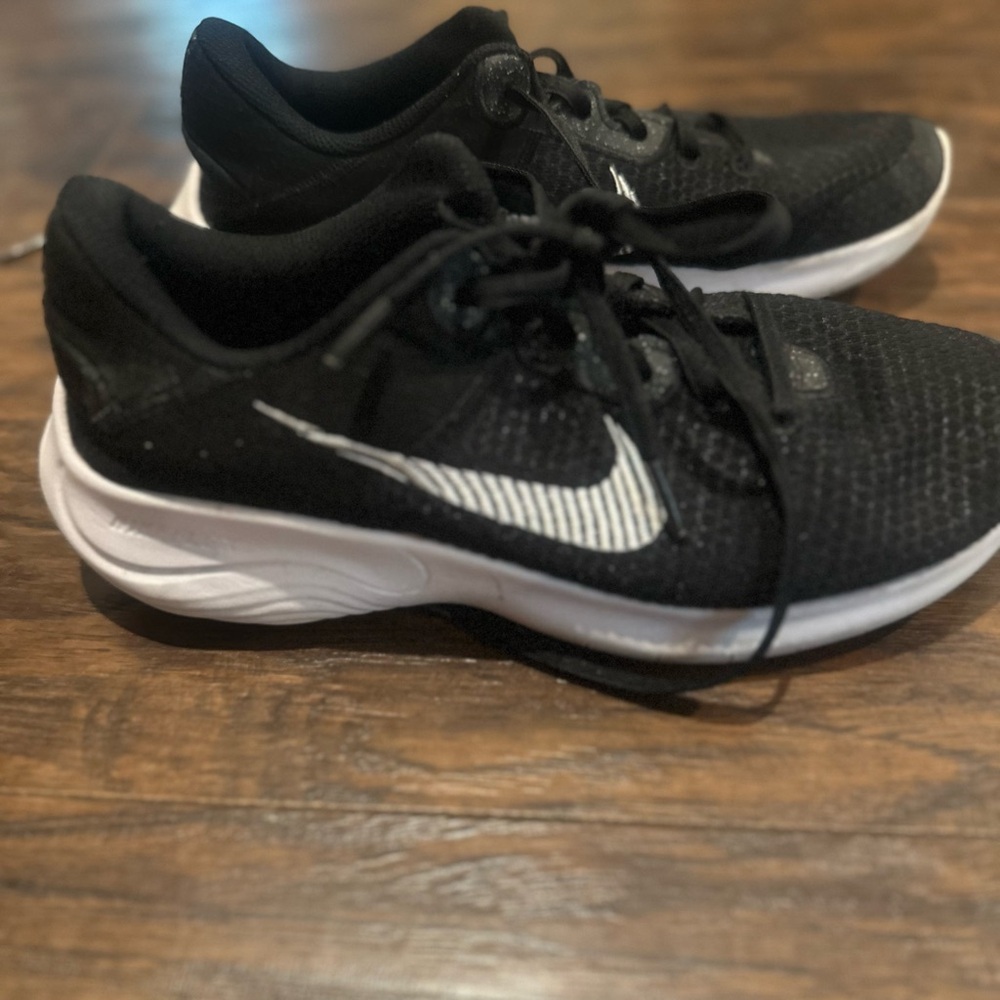 Nike Black and White Sneakers Sleek Performance Design
